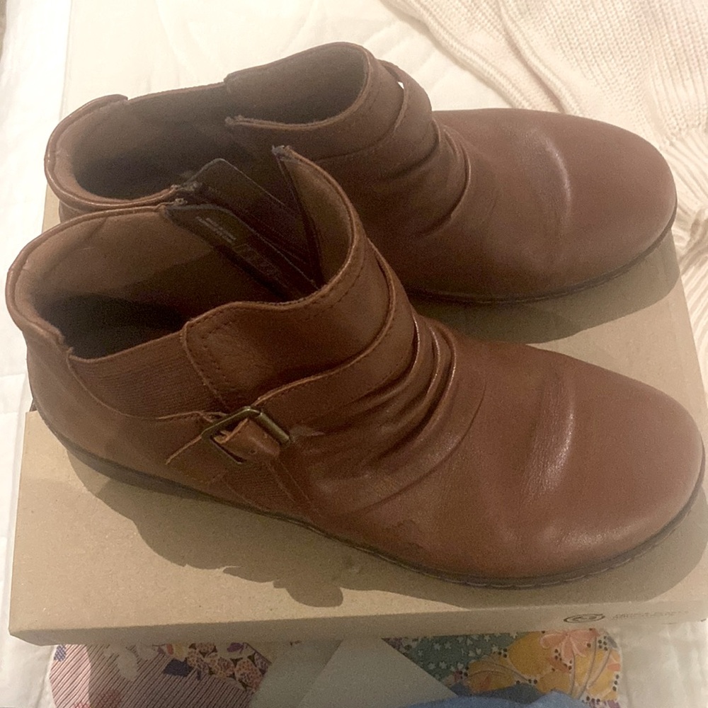 Clark's Cora dark tan shoe
